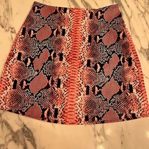 Snake Print Embossed Pink
Mini Skirt size XS